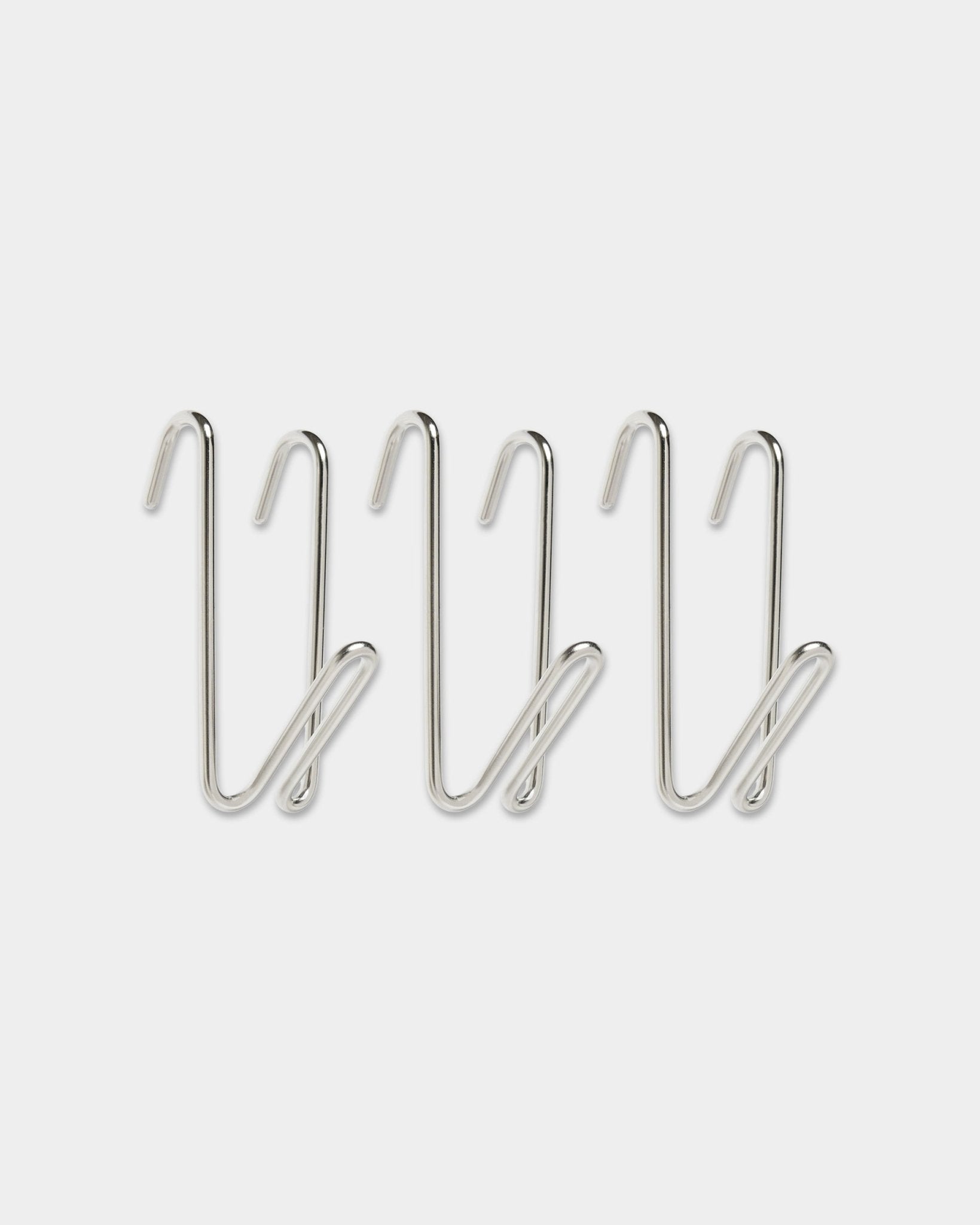 Tre Alva Wire Hook / BM1 i rostfritt steel, kort storlek från WoodUpps CREATE-kollektion, med böjd design, placerade i rad mot en enfärgad vit bakgrund.